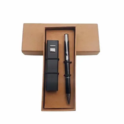 Kit power bank e caneta metal dois anéis em embalagem kraft.