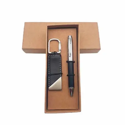Kit chaveiro e caneta metal com detalhe em couro