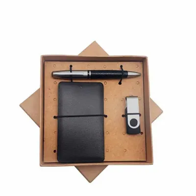 Kit com power bank, pen drive e caneta em embalagem kraft