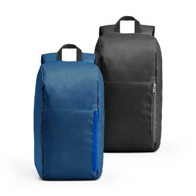 Mochila. 600D. Bolso exterior frontal com zíper. Parte posterior almofadada, com sistema de apoio...