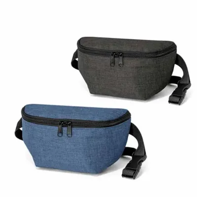 Pochete. 600D de alta densidade. Alça ajustável em webbing. 220 x 120 mm.