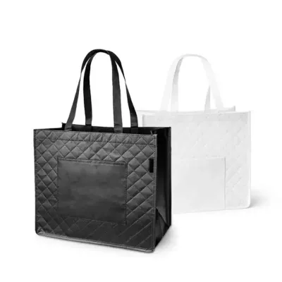 Sacola. Non-woven laminado: 110 g/m². Bolso frontal: 175 g/m². 381 x 330 x 200 mm.