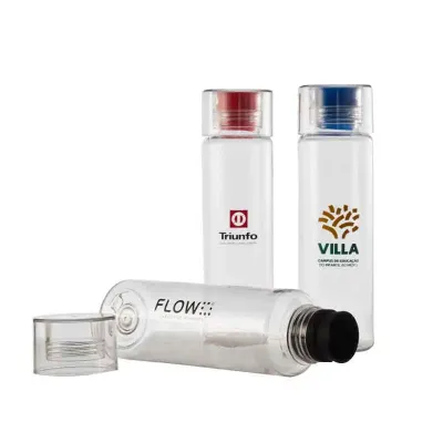 Garrafa esportiva com detalhes em silicone colorido.