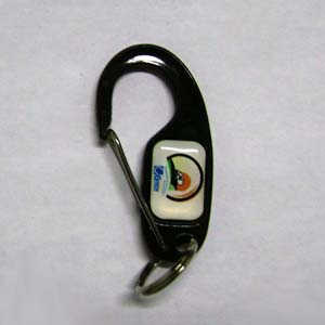 Chaveiro anzol em plástico com logomarca impressa.