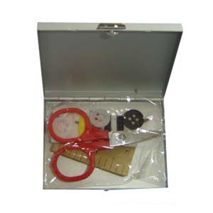 Kit costura com estojo em alumínio e diversos itens.