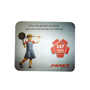 Mouse pad emborrachado, com formato retangular.