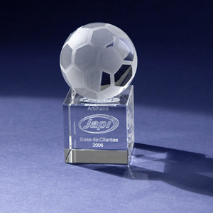 Cristal Personalizado com gravação a laser interna tridimensional. Modelo: Bola de futebol.