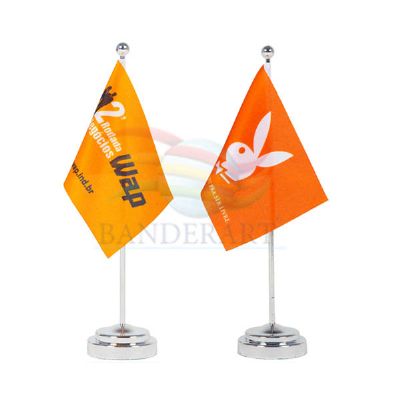 Bandeiras e estandartes de mesa.