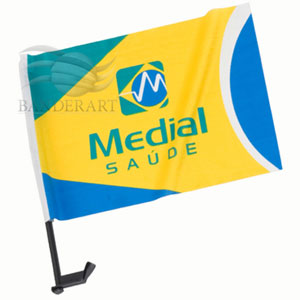 Bandeiras confeccionadas em tecido com gravação personalizada.