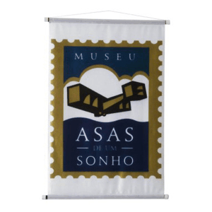 Banner com gravação personalizada, travessão, ponteira e cordão.