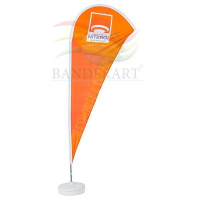 Windbanners® de poliéster com gravação personalizada e haste giratória.