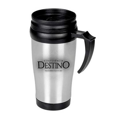 Revestida internamente com PVC, pegador e detalhes em plástico resistente. Tampa rosqueável, poss...