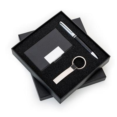 Kit executivo 3 peças, chaveiro, porta cartão e caneta, em estojo de papelão com tampa