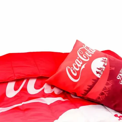 Kit composto por edredom, pantufas, almofada, copo e sacola