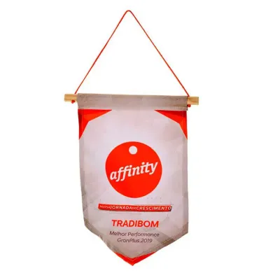 Flâmula Promocional confeccionada em tecido poliester sublimado, com vareta e cordão, formato A4.