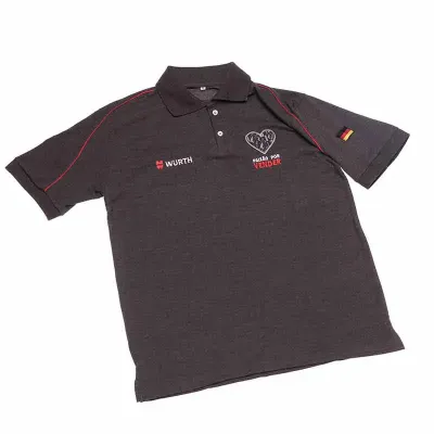 Camisa pólo preta com friso vermelho