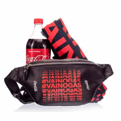 Pochete confeccionada em material sintético