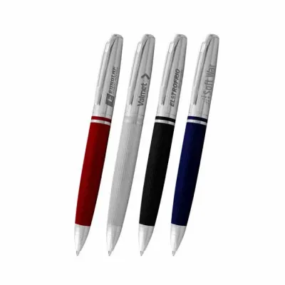 Caneta esferográfica com corpo metálico e acessório colorido