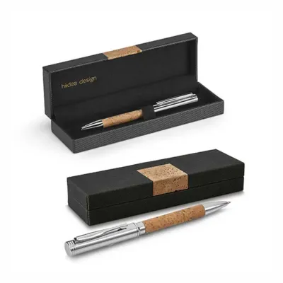 Caneta esferográfica com corpo metálico e acessório em cortiça