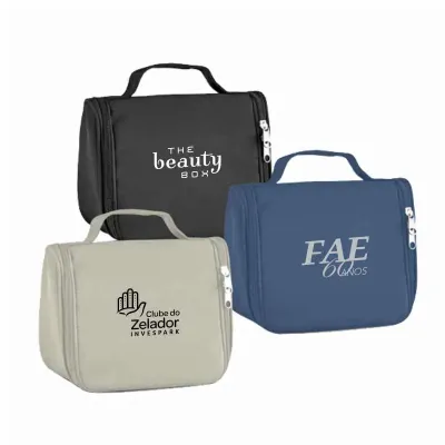 Bolsa para cosméticos personalizada produzida em microfibra. Possuí vários bolsos interiores e ga...