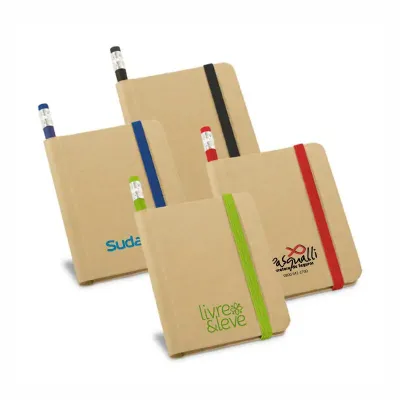 Caderno personalizado com capa dura em papel kraft. Possui 70 folhas não pautadas em papel recicl...